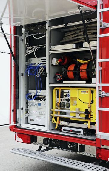 Einsatzleitwagen von RKB: Heckansicht mit kompletter technischer Ausstattung