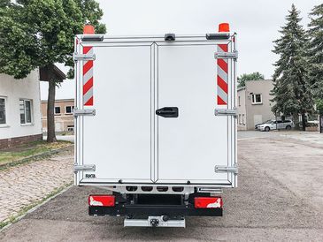 Kanalfahrzeug von RKB: Fahrzeug zur Rohrsanierung mit Heckportal