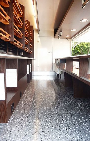 Innenraum eines Bäckermobils mit Reaglen und Stauraum für Backwaren Innenraum eines Bäckermobils mit Reaglen und Stauraum für Backwaren