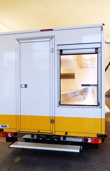 Verkaufsfahrzeug von RKB: Heckansicht mit Hecktritt, Tür und Fenster