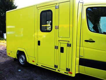 Rettungswagen von RKB mit Seitentür