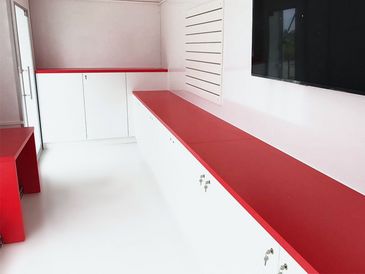 Vodafoneshop von RKB: Innenansicht mit Glastüren für ausreichend Lichteinfall