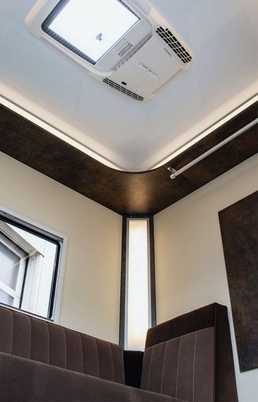 Aufenthaltsmobil von RKB: Blick in den Innenraum eines Filmservicefahrzeuges