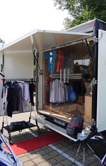 Adidas Promotionmobil von RKB: Offenes Heckportal mit Glastüren