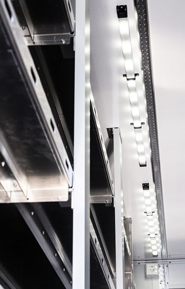 Verteilerfahrzeug für Agrartechnik: Detailansicht Regalsystem