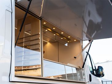 Bäckermobil von RKB: Offene Verkaufsklappe