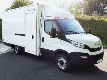 KEP-Fahrzeug von RKB mit seitlicher Schiebetür auf einem Iveco-Fahrgestell KEP-Fahrzeug von RKB mit seitlicher Schiebetür auf einem Iveco-Fahrgestell