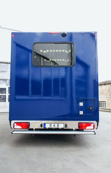 Garderobenmobil von RKB: Heckansicht mit Fenster
