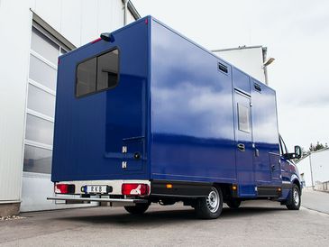 Filmservicefahrzeuge von RKB: Maskenmobil mit Heckfenster