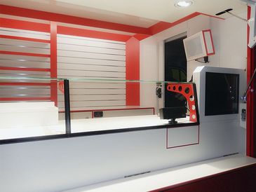 RKB-Fanshop: Verkaufstheke und Verkaufsrückwand mit Lamellen