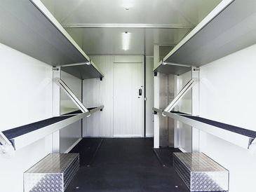 KEP-Fahrzeug von RKB: Innenansicht mit Regalsystem