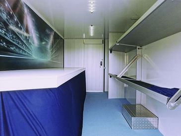 RKB-Messefahrzeug mit Regalsystem, großer Ablagefläche und Fahrerhausdurchgang