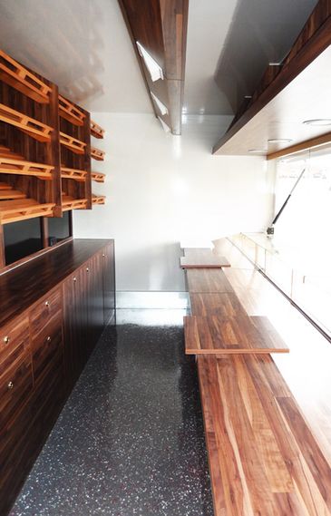 Bäckermobil von RKB: Innenraum mit Regalen und Verkaufstheke