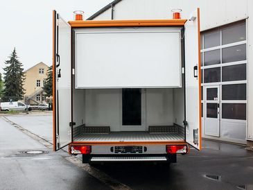 Kanalfahrzeug von RKB mit offenem Heckportal und Markise