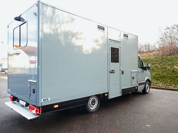 Heckansicht eines Maskenmobils von RKB