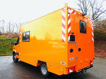 Inspektionsfahrzeug von RKB: Heckansicht eines Brücken- und Wartungsfahrzeugs