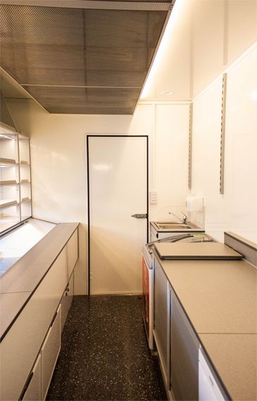 Imbissmobil von RKB: Innenraum mit Arbeitsfläche und Waschbecken