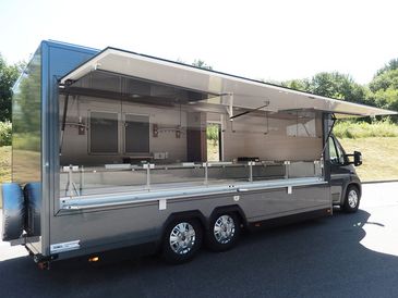 Fleischermobil von RKB mit offener Verkaufsklappe