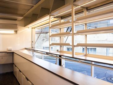 Imbissmobil von RKB: Innenraum mit offener Verkaufsklappe