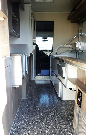 Frühstücksmobil von RKB: Innenraum mit Durchgang zum Fahrerhaus