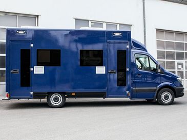 Aufenthaltsmobil von RKB: Seitenansicht mit Seitentüren und Fenstern Aufenthaltsmobil von RKB: Seitenansicht mit Seitentüren und Fenstern