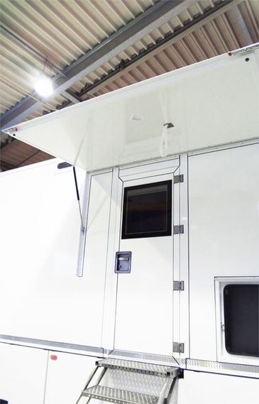 Übertragungswagen von RKB: Seitenansicht mit Seitentür