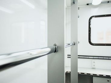 Filmservicefahrzeuge von RKB: Innenraum eines Garderobenmobils mit Kleiderstange Filmservicefahrzeuge von RKB: Innenraum eines Garderobenmobils mit Kleiderstange