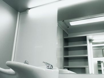 Maskenmobil von RKB: Innenansicht mit Waschbecken und Kosmetikspiegel