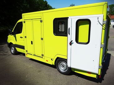 Rettungswagen von RKB mit offenem Heckportal