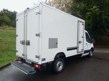 Kühlfahrzeug von RKB: Heckansicht mit Hecktritt und Heckportal