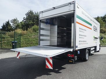 Verteilerfahrzeug von RKB mit offener Heckklappe