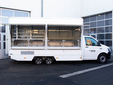 Imbissmobil von RKB mit offener Verkaufsklappe