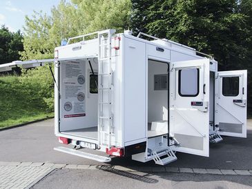 Einsatzleitwagen von RKB mit offenen Türen und Heckportal