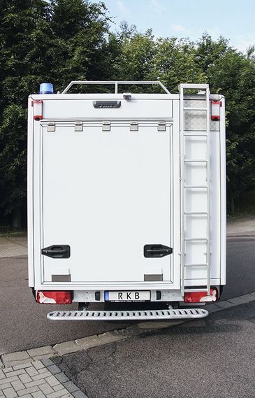 Heckansicht Einsatzleitwagen von RKB mit Heckportal