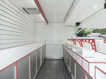 RKB-Fanshop: Innenansicht mit durchgängiger Verkaufsrückwand mit Lamellen RKB-Fanshop: Innenansicht mit durchgängiger Verkaufsrückwand mit Lamellen