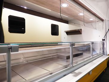 Verkaufsmobil von RKB mit Verkaufstheke für Fisch- und Molkereiprodukte