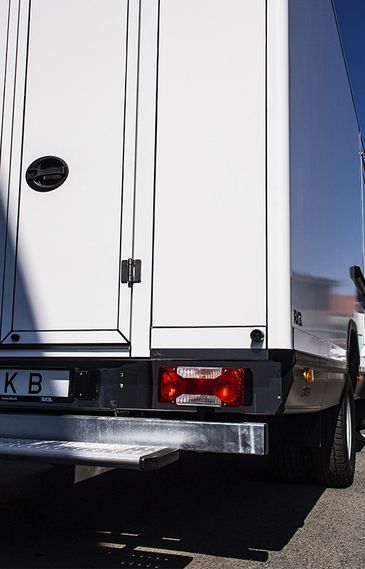 Verteilerfahrzeug für Agrartechnik: Ansicht Heckportal