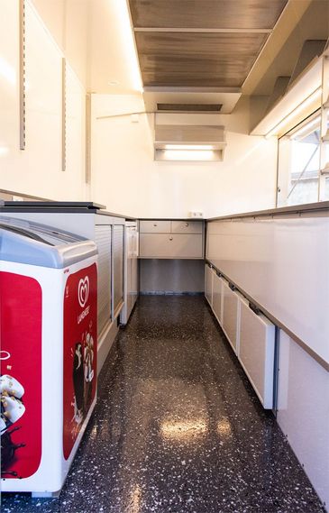 Imbissmobil von RKB: Inneneinrichtung mit Kühltruhe und Stauraum