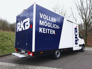 Messefahrzeug von RKB mit vollflächiger Folierung im Corporate Design