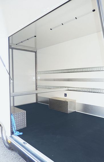 Verteilerfahrzeug von RKB: Offene Seitenansicht