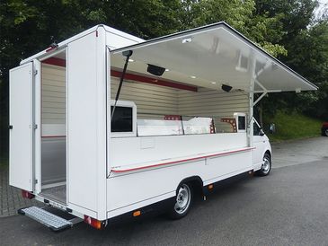 RKB-Fanshop: Verkaufsklappe mit Theke und Heckportal