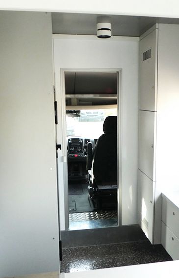 Sparkassen-Promotionmobil von RKB: Innenraum mit Fahrerhausdurchgang