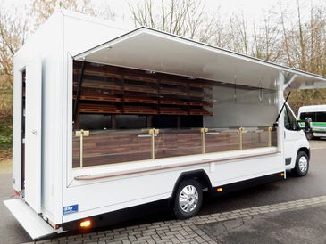 Bäckermobil von RKB: Außenansicht mit offener Verkaufsklappe