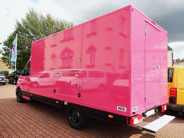 Leerkoffer von RKB: Imbissfahrzeug für Donut-Verkauf