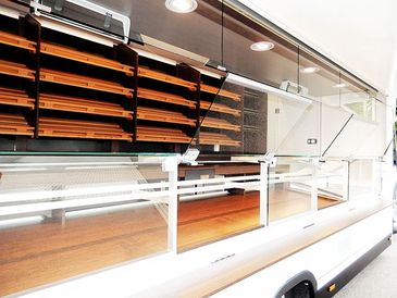 Bäckermobil mit durchgängiger Verkaufstheke von RKB