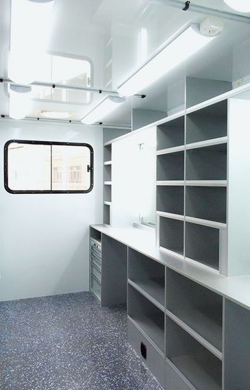 Maskenmobil von RKB: Innenraum mit Arbeitsplatz für Visagisten