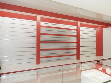 RKB-Fanshop: Verkaufsrückwand mit Lamellen RKB-Fanshop: Verkaufsrückwand mit Lamellen