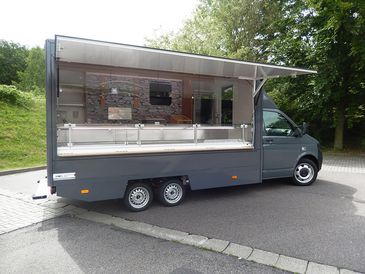 Fleischermobil von RKB: Seitenansicht mit geöffneter Verkaufsklappe