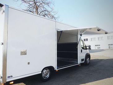 Verteilerfahrzeug von RKB: Seitenansicht mit offener Klappe Verteilerfahrzeug von RKB: Seitenansicht mit offener Klappe