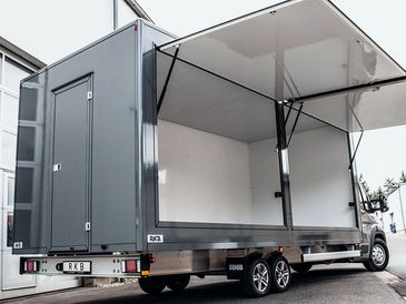 Leerkoffer von RKB: Cateringmobil mit großer Verkaufsklappe